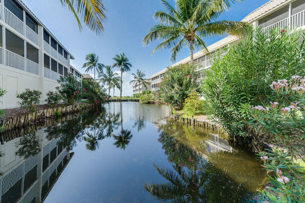 pond next to our sanibel island hotel